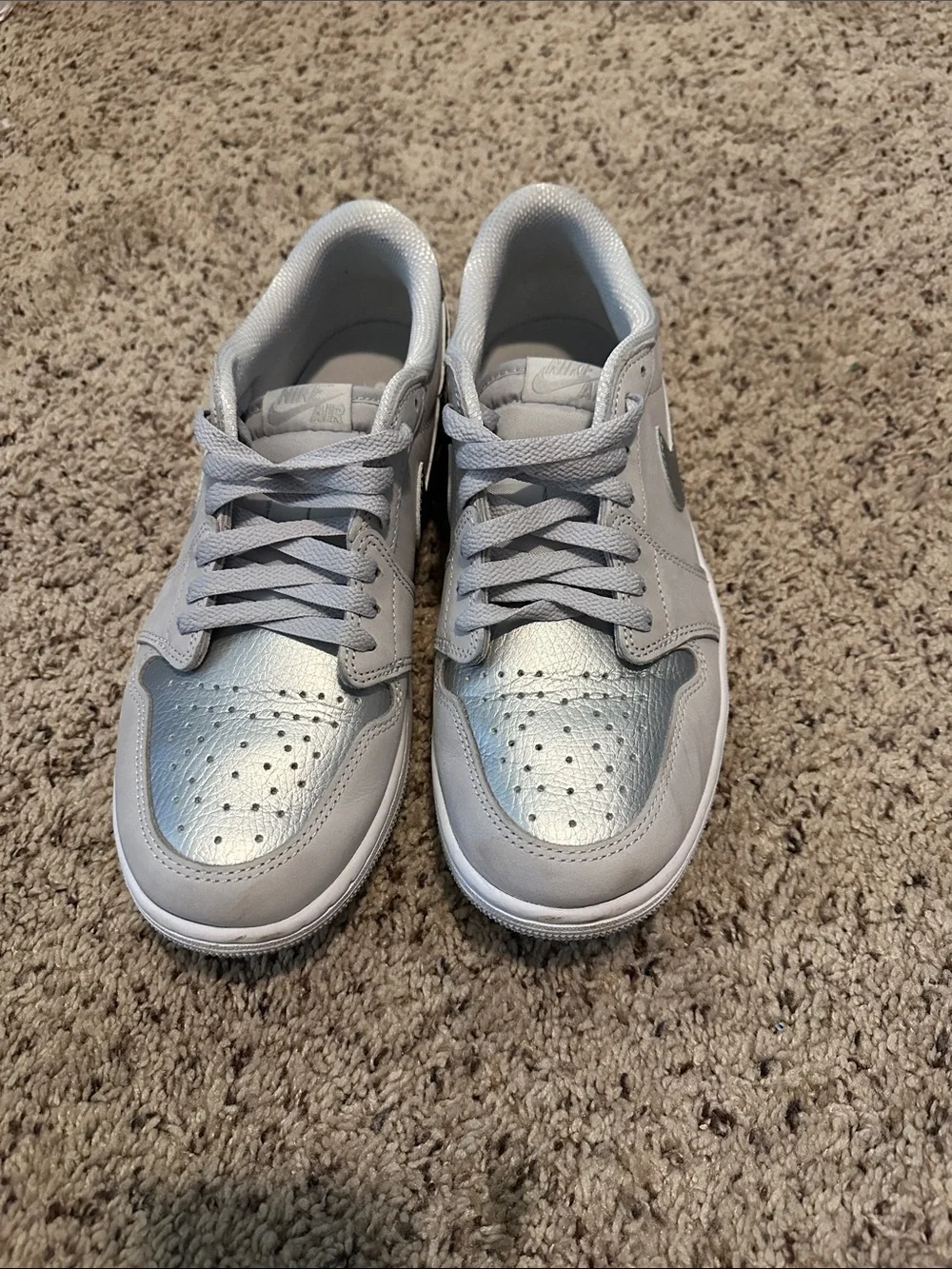 Nike Mens 9.5 Low-Top Air Jordan Sneakers in Silver & Light Gray ❤️❤️❤️